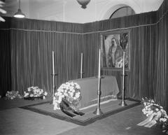 Black and white photograph of the Chapelle Ardente for Jan Sluyters displayed in the Stedelijk Museum, Amsterdam, 1957