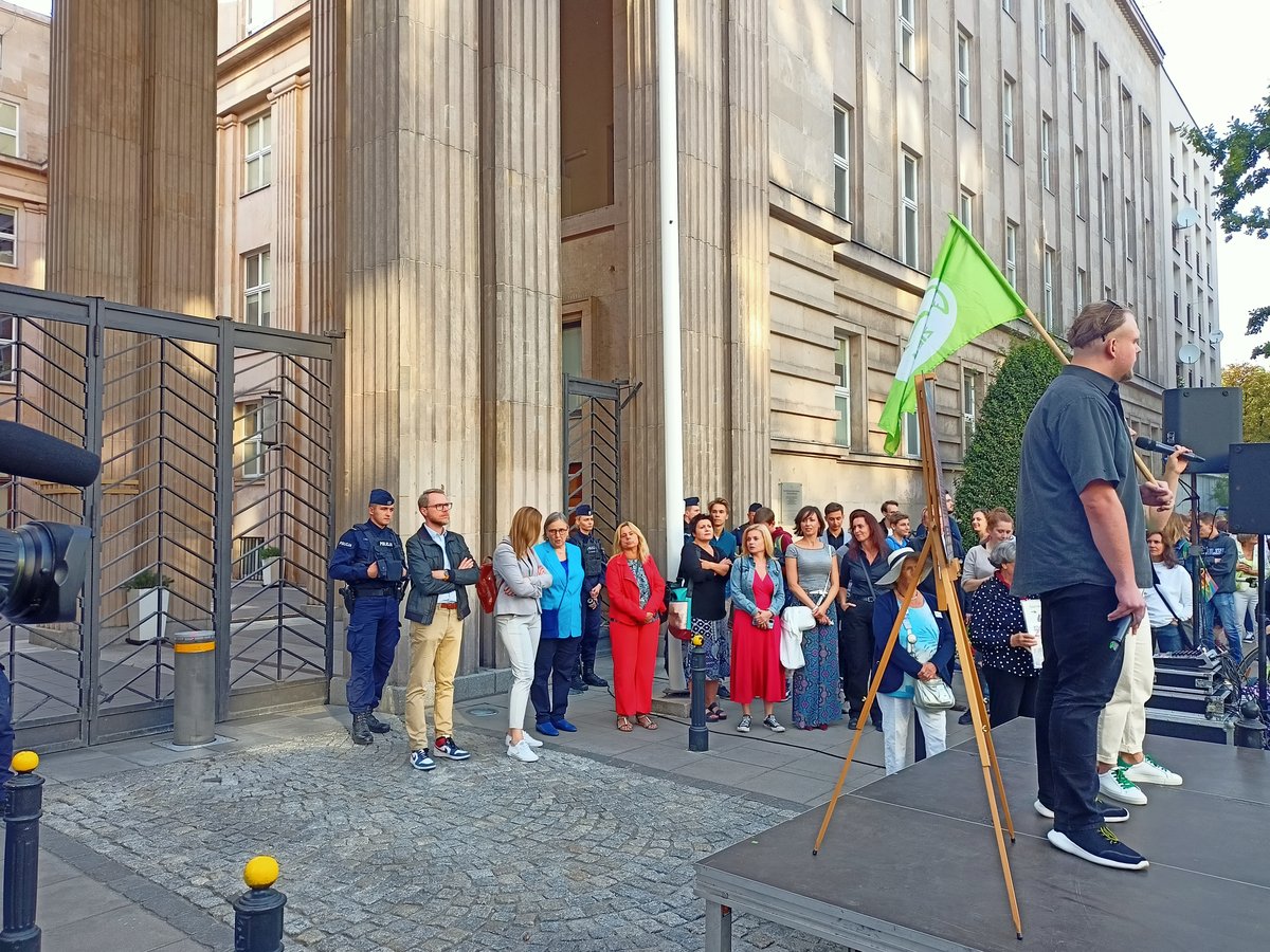 Protesters demonstrating at the gate of Ministry of National Education in September 2022