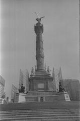 Historical photograph of Angel of Independence statue in Mexico City from January 13, 1979