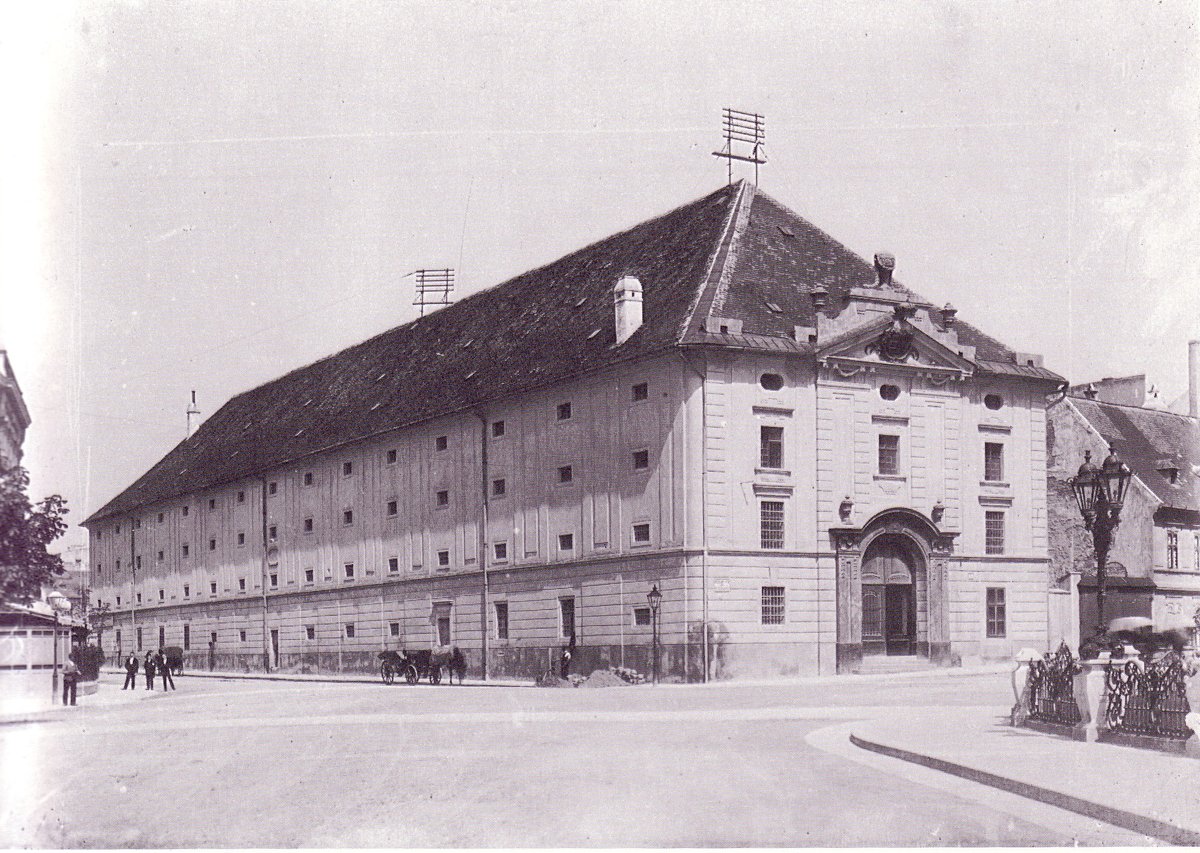 Historical building Theresianischer Schüttkasten in Preßburg before 1911