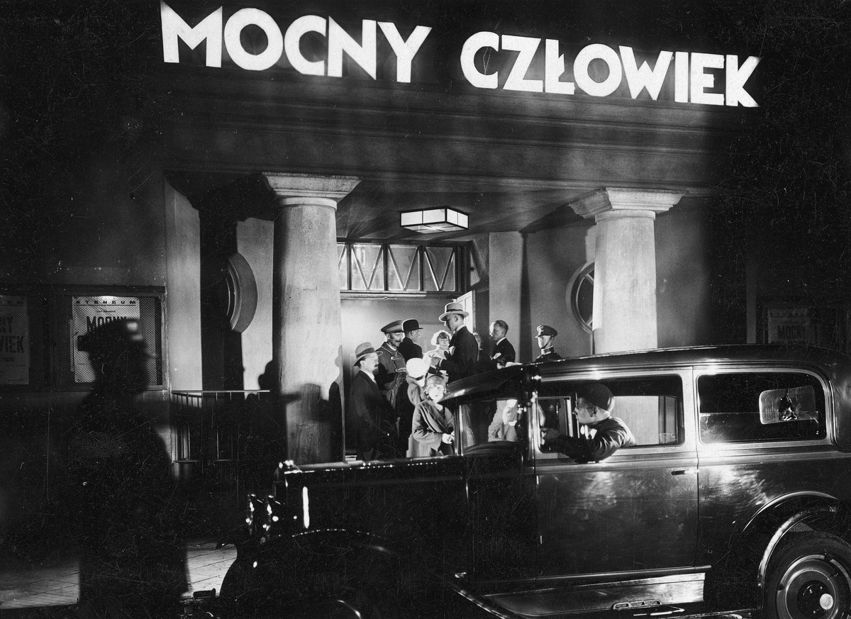 Scene from the film Mocny człowiek in front of Ateneum theatre in 1929