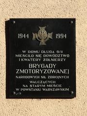 Commemorative plaque on the building at 11 Długa Street in Warsaw