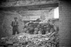 Warsaw Uprising insurgents on Królewska Street near Saxon Gardens