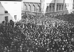Commemoration event of the Polish Evangelical Society members in Warsaw with crowd gathered around a memorial plaque at Królewska 19, 1939