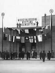 Main entrance of Instytut Propagandy Sztuki in 1933 during the International Woodcut Exhibition