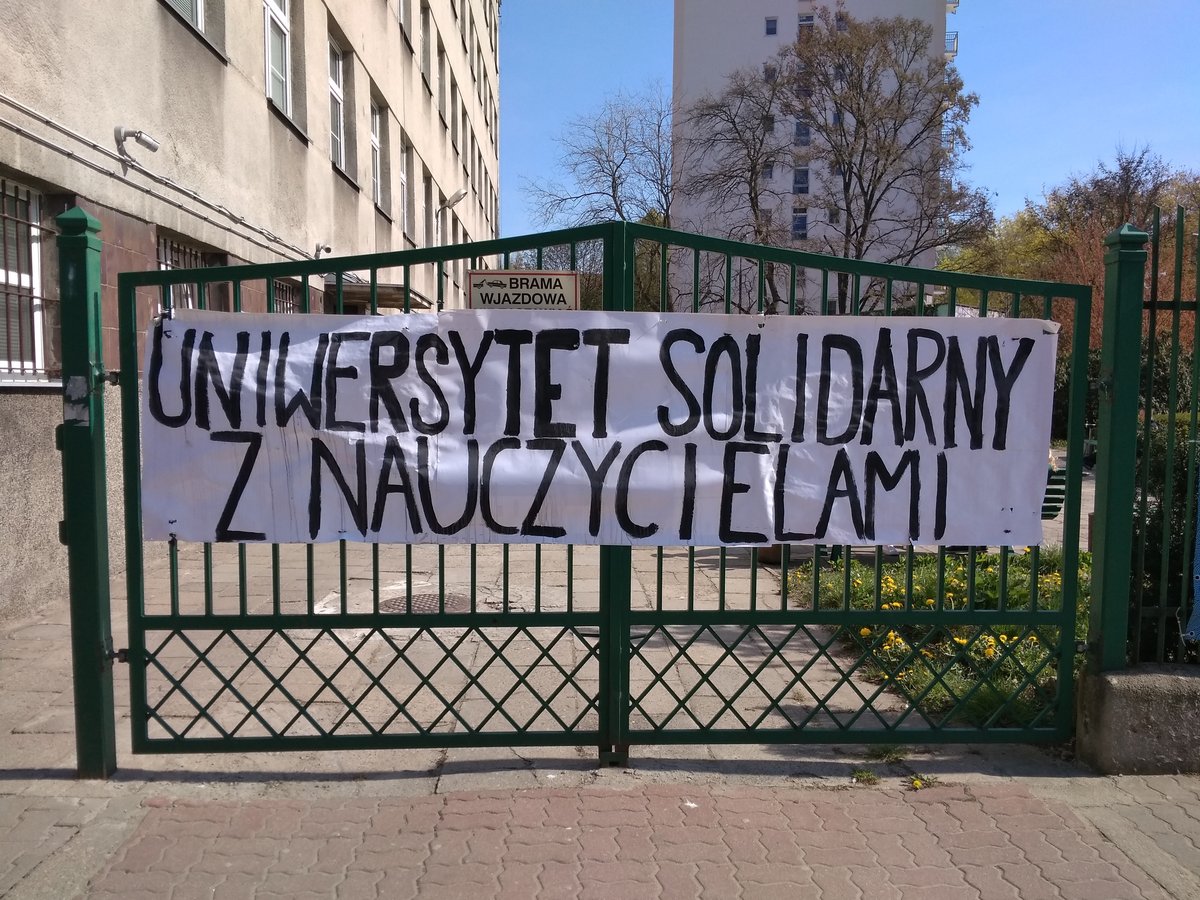 Support for teachers' strike displayed on the gate of the Faculty of Psychology at the University of Warsaw