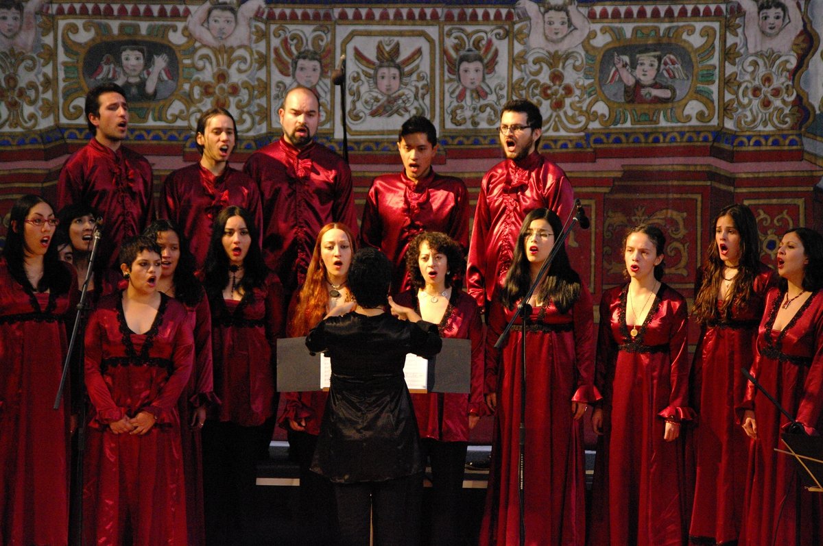 University choir performing at Plaza Loreto during winter concerts 2008 in Mexico City