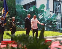 President Benigno S. Aquino III welcoming Malaysian Prime Minister Najib Tun Razak at Malacañan Palace during official visit in 2012