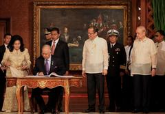 President Benigno S. Aquino III witnessing Prime Minister Najib Tun Razak signing guest book at Malacañan Palace during official visit in 2012