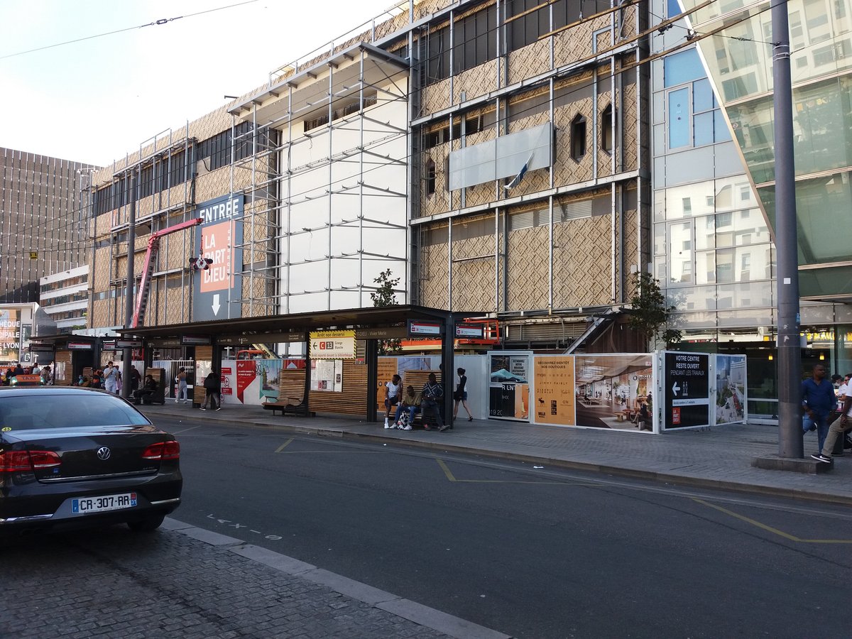 Renovation of the storefront at a shopping center on Boulevard Vivier Merle in Lyon 3rd arrondissement