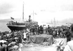 Troop embarkation for Melilla Africa at Vigo port in 1921