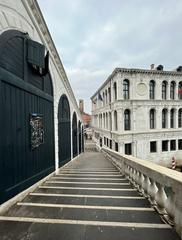 Ponte di Rialto staircase in December 2022