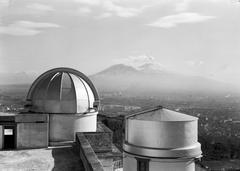1938 image of Het Observatorium with Mount Vesuvius in the background in Naples, Italy