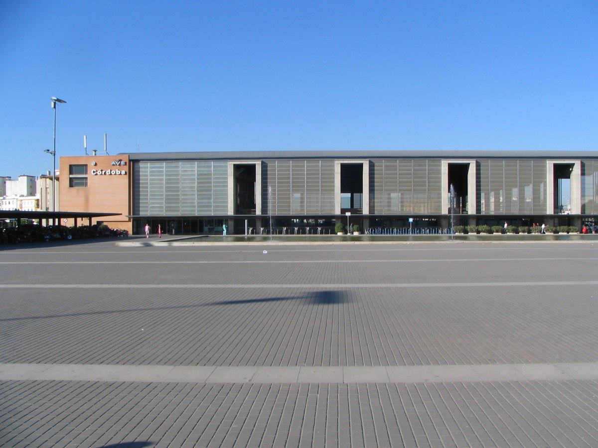 Córdoba railway station building with train tracks